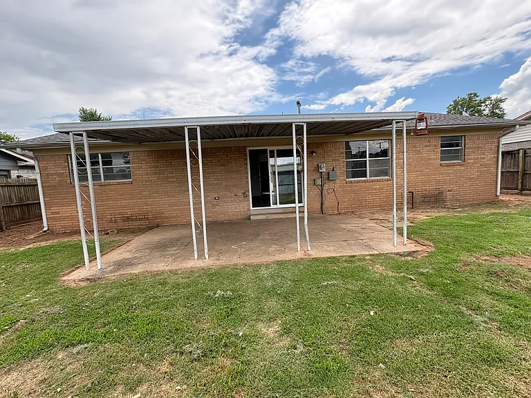 515 W F St — Photo 2