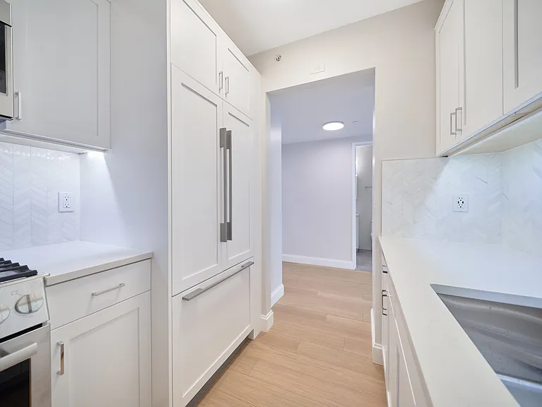 160 Riverside Blvd #9L — Photo 7