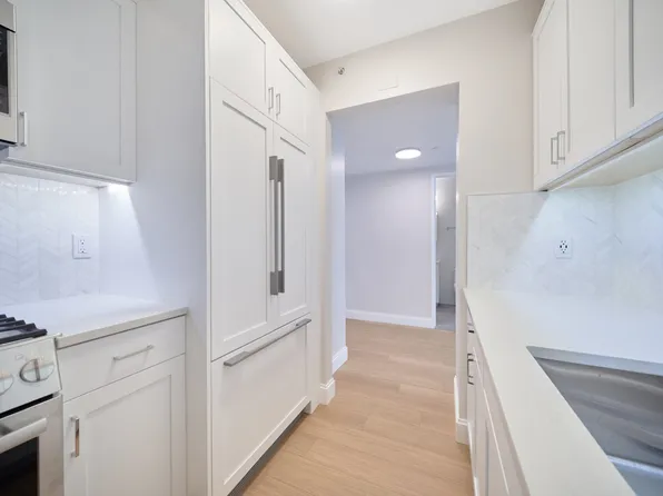 160 Riverside Boulevard image 6 of 14