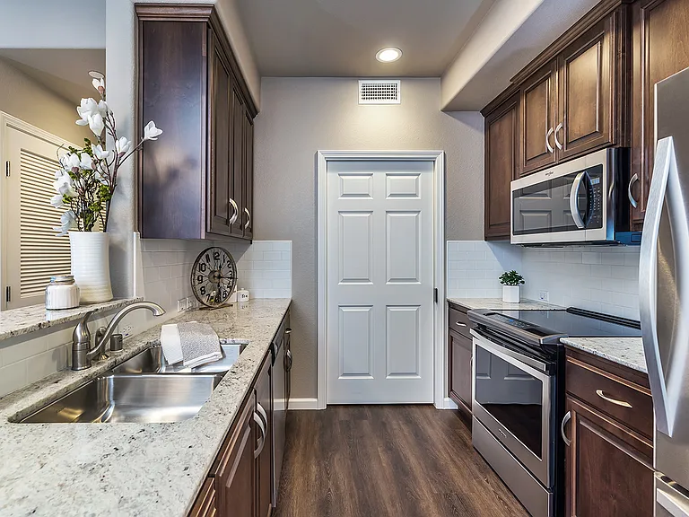 Canyon Oaks Luxury Apartments — Photo 38