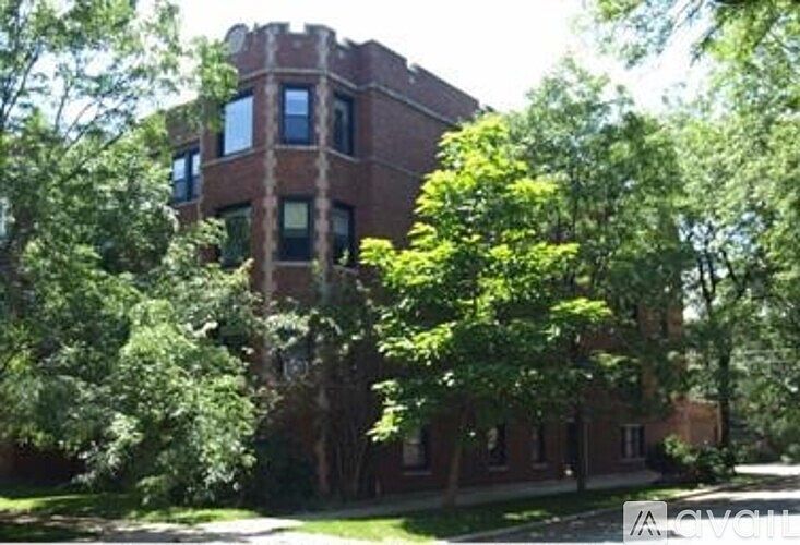 1st image of 1703 W Catalpa Ave #2E