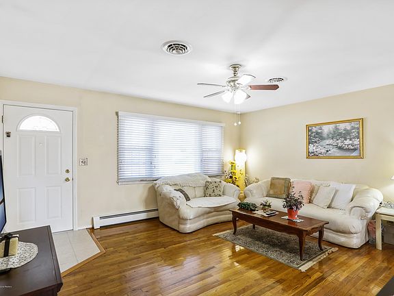 4th image of 8 Waldwick Ct