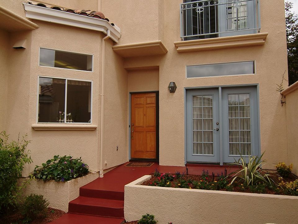 Front w/Private Courtyard