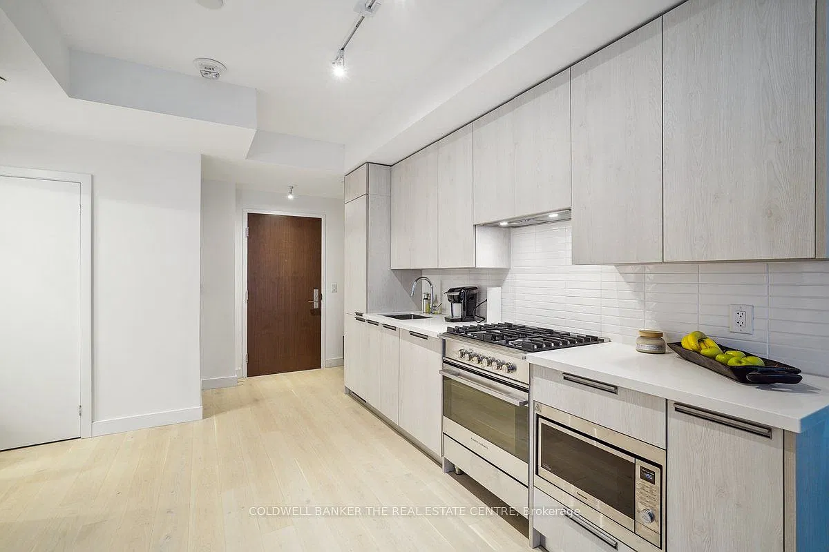 Kingsway Crescent Condos — Photo 1