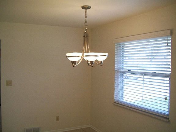 5th image of 309 Lawrence Ave
