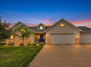 2521 Hemel Dr, Pella, IA 50219