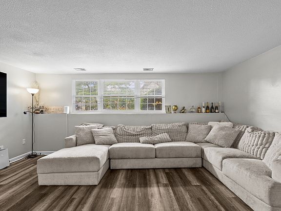 5th image of 103 Oak Ln APT 4