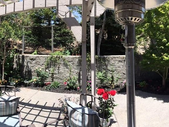 Back Patio with Trellis - Seating area with access to the Kitchen Nook and also access to the side gate/door street.