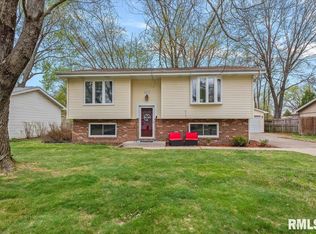 529 Woodland Dr, Chatham, IL