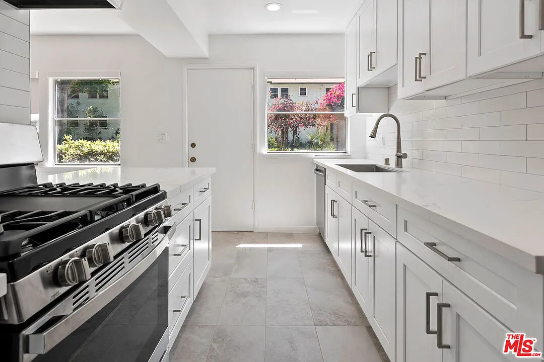 2 bed, 2.0 bath, 867 sqft, $3,800 — Photo 1