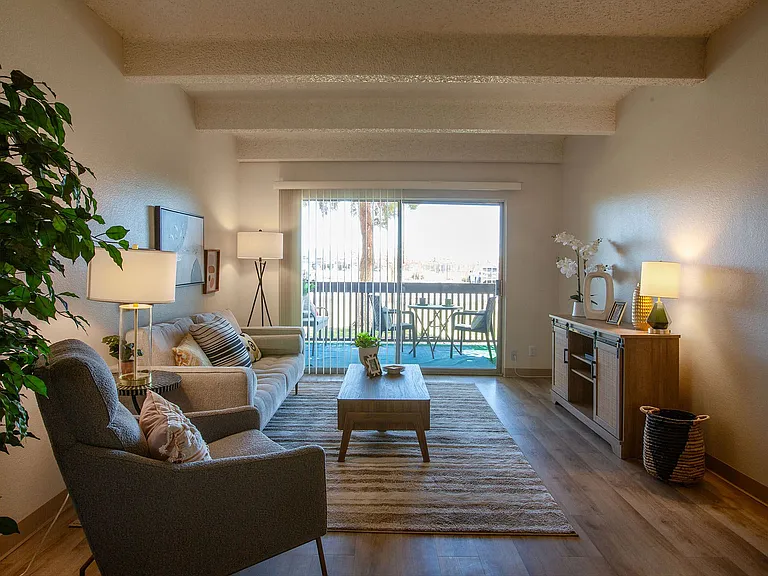Los Altos Towers — Photo 6