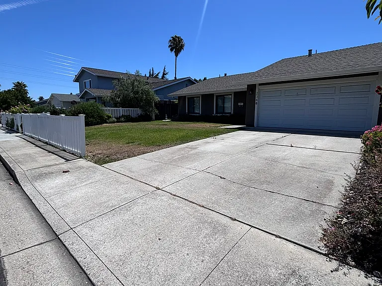2348 Sawyer Ct — Photo 36