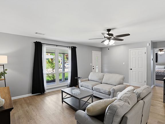 5th image of 2932 S Parker Ave