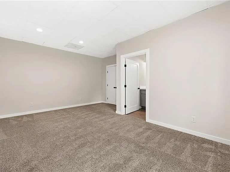 221 Columbus Dr — Photo 17