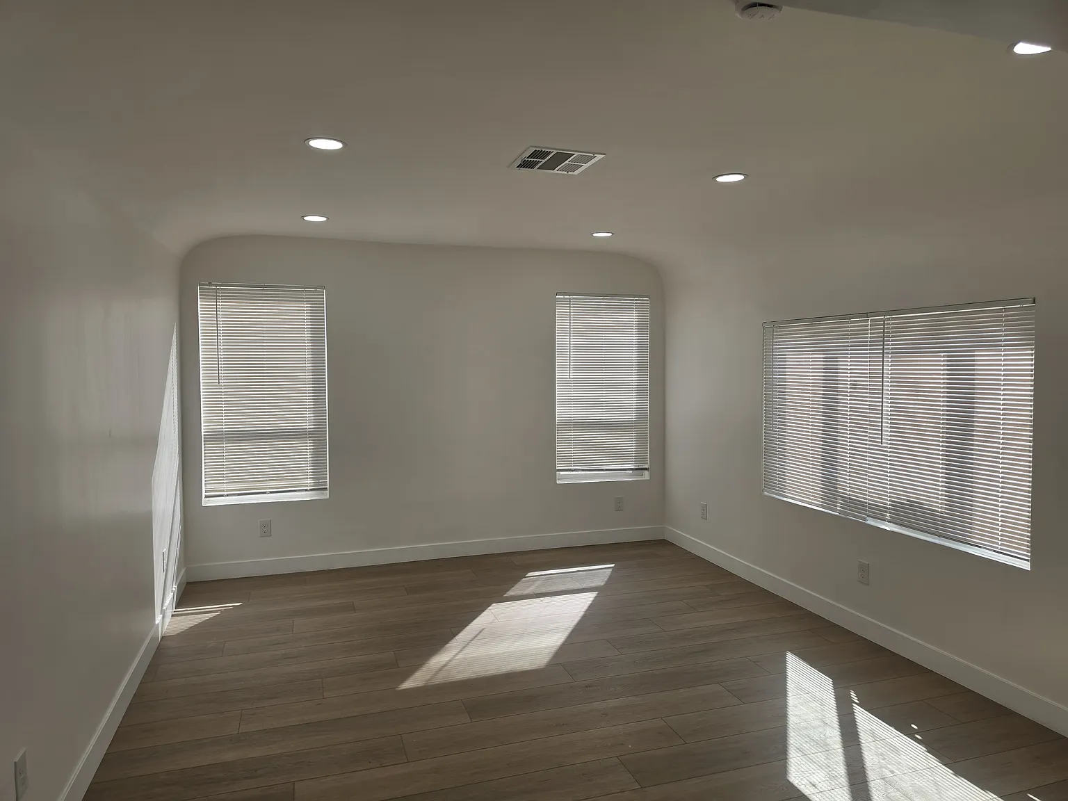 3 bed, 936 sqft, $3,600 — Photo 2