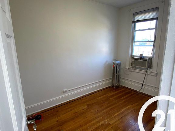 4th image of 24-32 33rd St #2