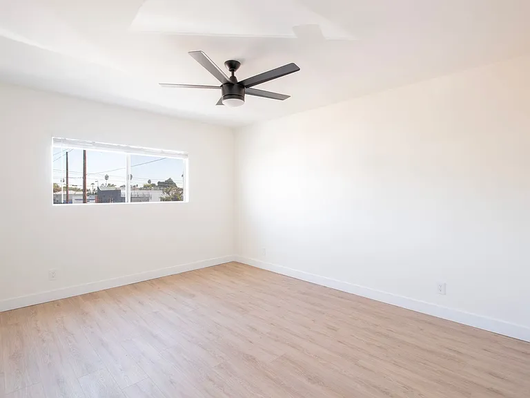 5740 Camellia Ave — Photo 11