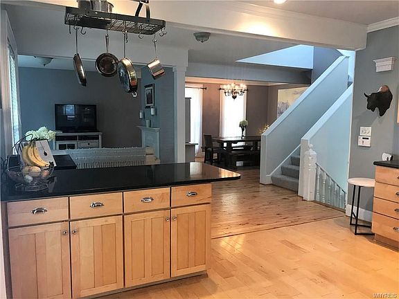 4th image of 52 Richmond Ave