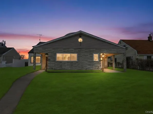 21 Clay Lane, Levittown, NY 11756