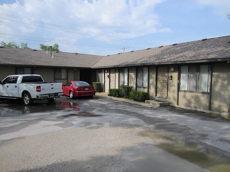 (617-629 East Grand)The Next Best Thing To Campus Housing!! — Photo 10