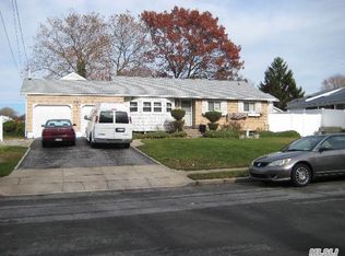 10 Winston Dr, Brentwood, NY 11717