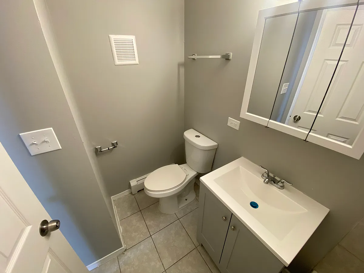 Building Photo - 2104 S 17th Ave #8