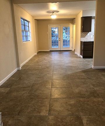 5th image of 4935 Ivanhoe St