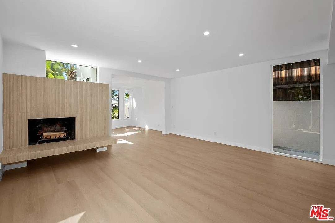 2 bed, 2.5 bath, 1260 sqft, $6,995 — Photo 3