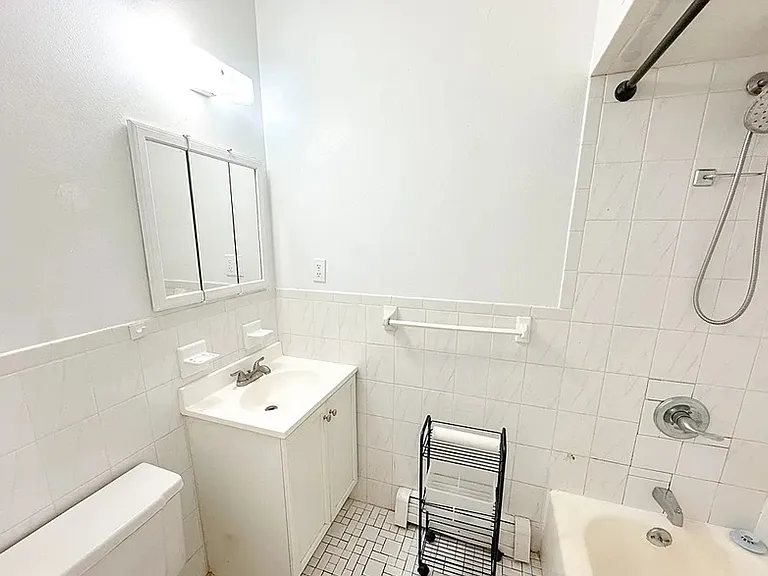 20-72 Steinway St #3R — Photo 6