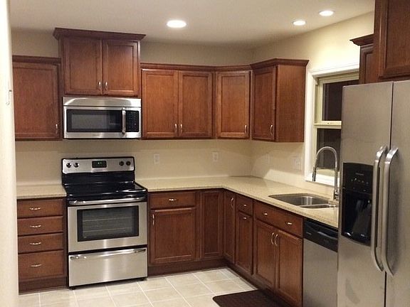 Kitchen
						:
						Stainless Steel Appliances included