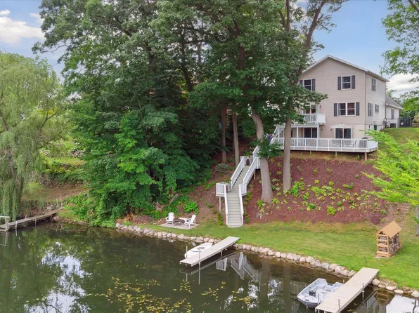 6201 Academy Dr, Brighton, MI 48116