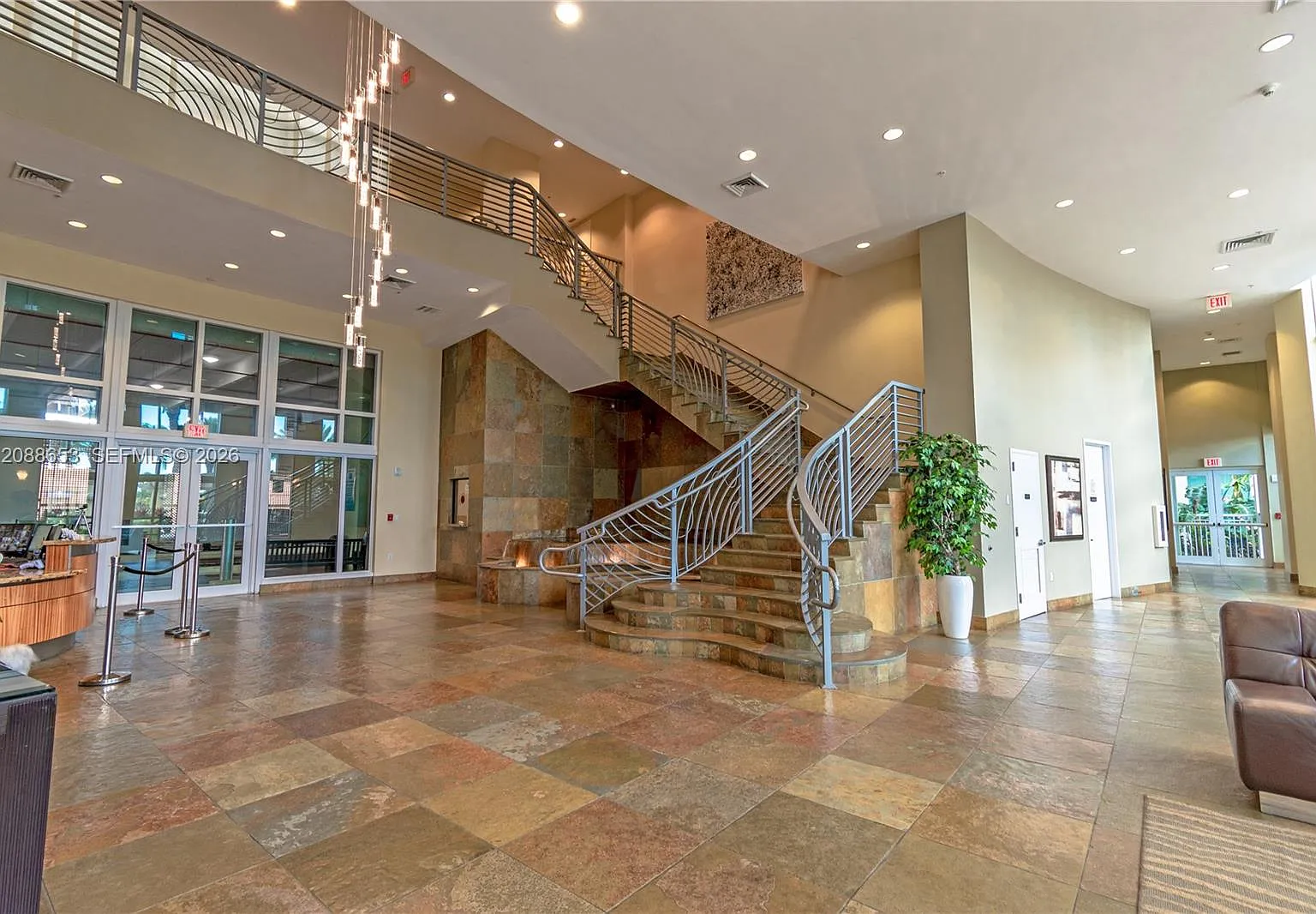Duo Condominium West — Photo 4