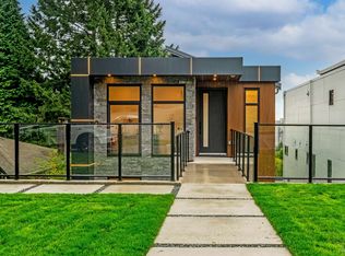 973 Adderley St, North Vancouver, BC V7L 1T1