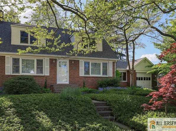 25 Voorhees Pl, Metuchen, NJ 08840