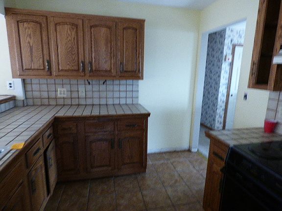 3rd image of 6 White Oak Dr