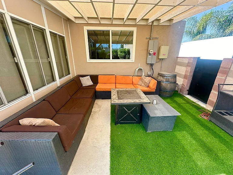 Van Nuys Pl — Photo 3
