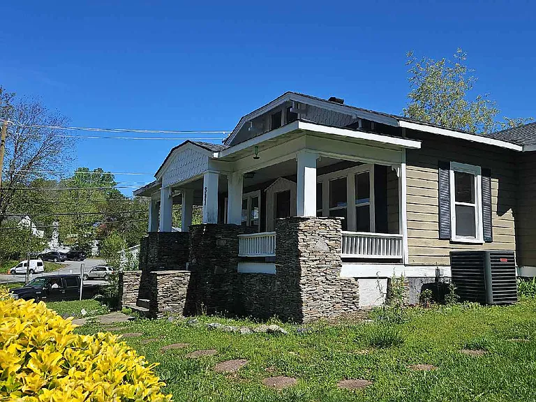 390 Harper Ave NW — Photo 1