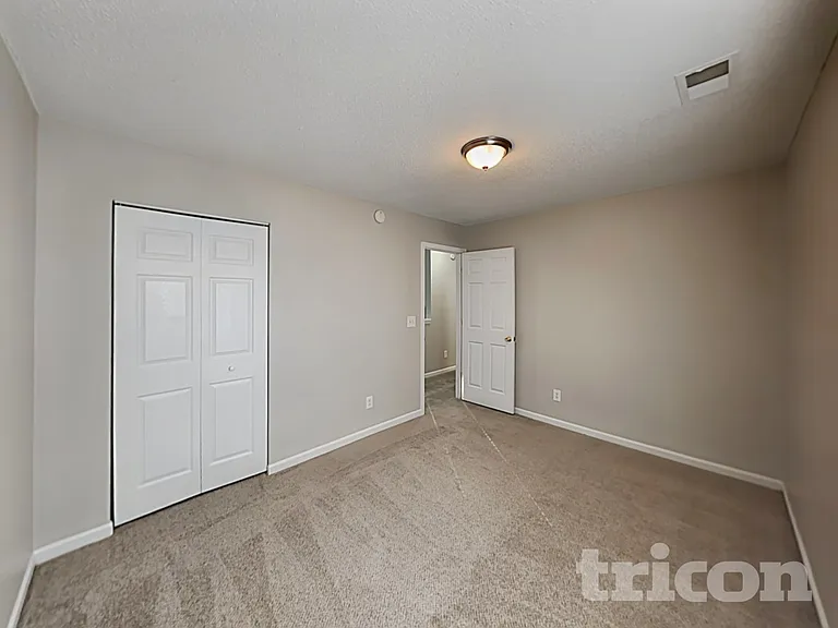 945 Schofield Ln — Photo 10