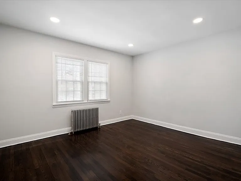 Hilltop Manor Apartments — Photo 9