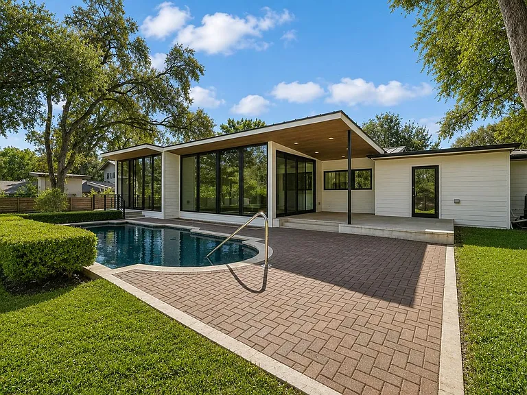 3927 Balcones Dr — Photo 10
