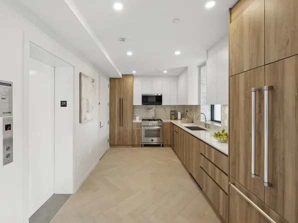 390 Manhattan Avenue image 4 of 10