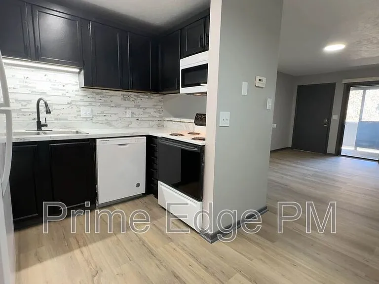 1121 N 28th St #8 — Photo 2