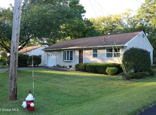 14 Winslow Dr, Schenectady, NY 12309