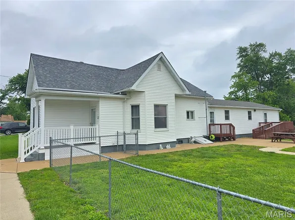 116 S 6th St, New Douglas, IL 62074