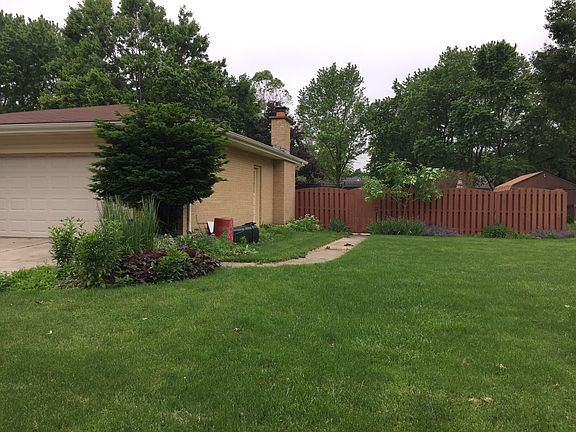 Fully fenced yard w/gates