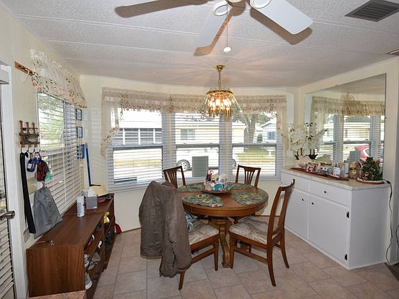 4th image of 681 Poinsettia Dr