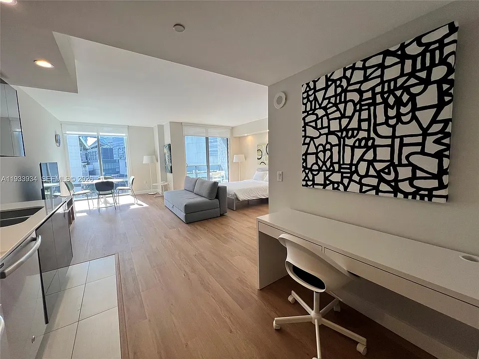 31 SE 6th St #703