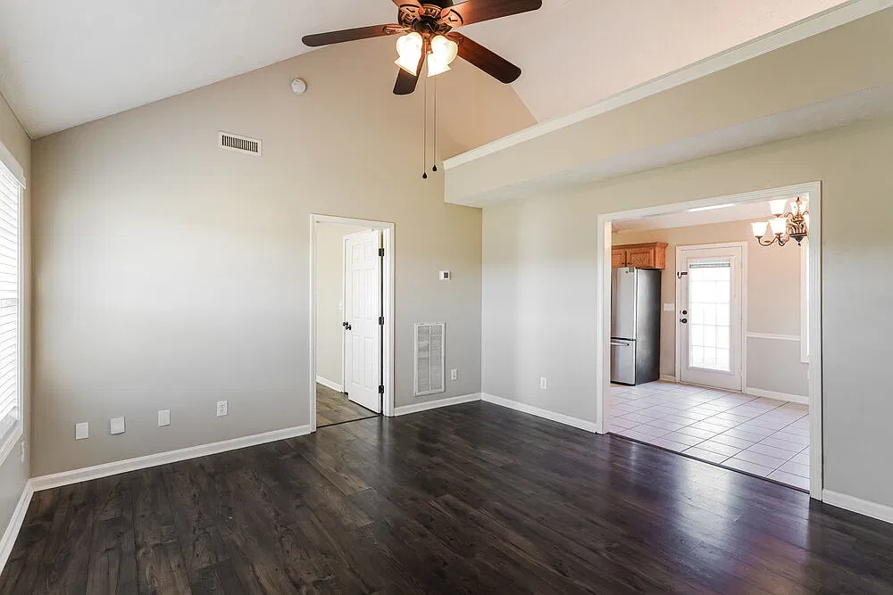 3 bed, 2.0 bath, 1226 sqft, $2,100 — Photo 4