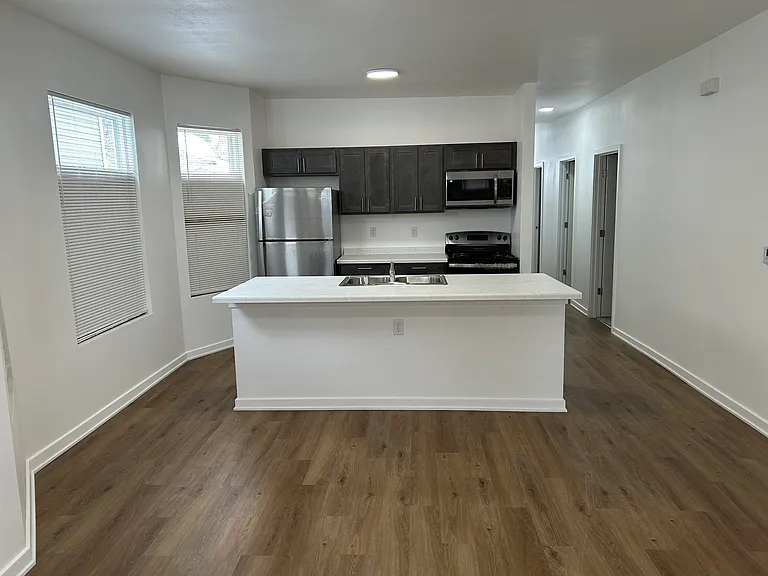 3431 N Vel R Phillips Ave — Photo 5
