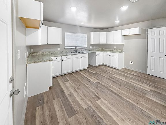 4th image of 2112 Axtell St